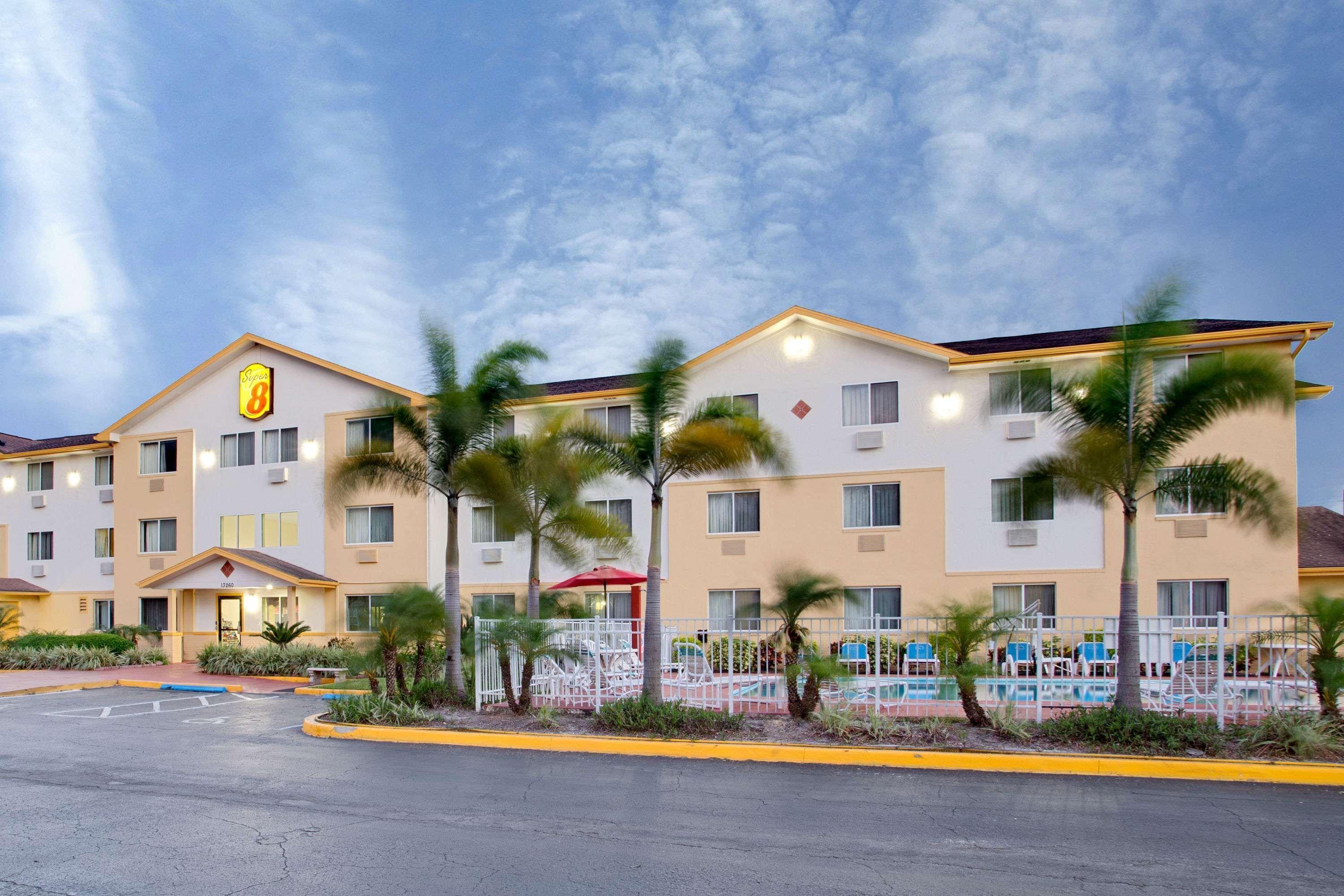 Super 8 By Wyndham Clearwater/St. Petersburg Airport Hotel Екстериор снимка